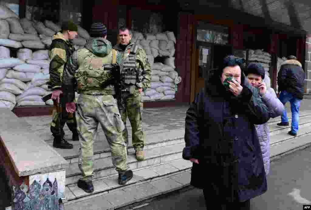 Проросійські бойовики та родичі шахтарів біля прохідної до&nbsp;​шахти імені Засядька. О 5:30 внаслідок раптового викиду газу метану стався вибух. Під землею на глибині 1200 метрів на той момент перебували 50 людей. Загинув один гірник, а доля 32 невідома. 4 березня 2015 року