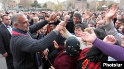 Armenia - Opposition leader Raffi Hovannisian is greeted by supporters rallying in Yerevan's Liberty Square, 15Mar2013.