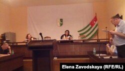 Судья отказала в ходатайстве представителю истца, сказав, что процесс не может все время откладываться
