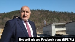 Бойко Борисов на 3 март, малко преди да подари сакото си на работник.