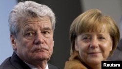 Alături de cancelarul german Angela Merkel.