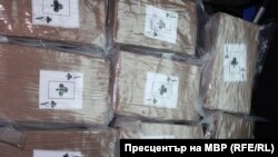 Част от намерените пакети с кокаин в багажника на колата на 33-годишния Николай Петров
