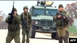Imagini ale televiziunii ucrainene ATR cu militari ruși care trag focuri de armă în aer, pentru a-i preveni pe militarii ucraineni să se apropie la baza aeriană Belbek, din apropiere de Sevastopol, 4 martie 2014.