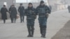 Вооруженные полицейские патрулируют улицу в селе Бурыл.