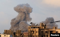 Fumul se ridică în urma unui atac israelian, în orașul Gaza, 21 august 2025.