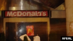 Restoran McDonalds demoliran u neredima u Beogradu 21. februara 2008