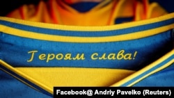 Раніше стало відомо, що Європейський футбольний союз (УЄФА) вимагає від України прибрати з нової форми національної збірної з футболу гасло «Героям слава!». Скаргу до союзу подала Росія