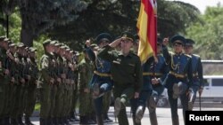 Скандал вокруг Минобороны начался после заявления вице-спикера Дмитрия Тасоева, опубликованного 15 января на официальном сайте парламента. Депутат выступил с критикой в адрес оборонного ведомства и руководства республики