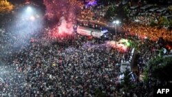 Привърженици на Имамоглу празнуват победата на кметските избори в Истанбул.