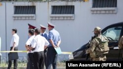 Жардыруу болгон жердеги милиция кызматкерлери.
