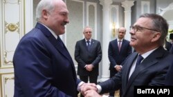 Александър Лукашенко (вляво) и президентът на Международната федерация по хокей на лед Рене Фазел по време на среща в Минск на 11 януари 2021 г.