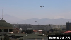 Elicoptere militare americane survolează capitala afgană Kabul, 19 aprilie, 2021