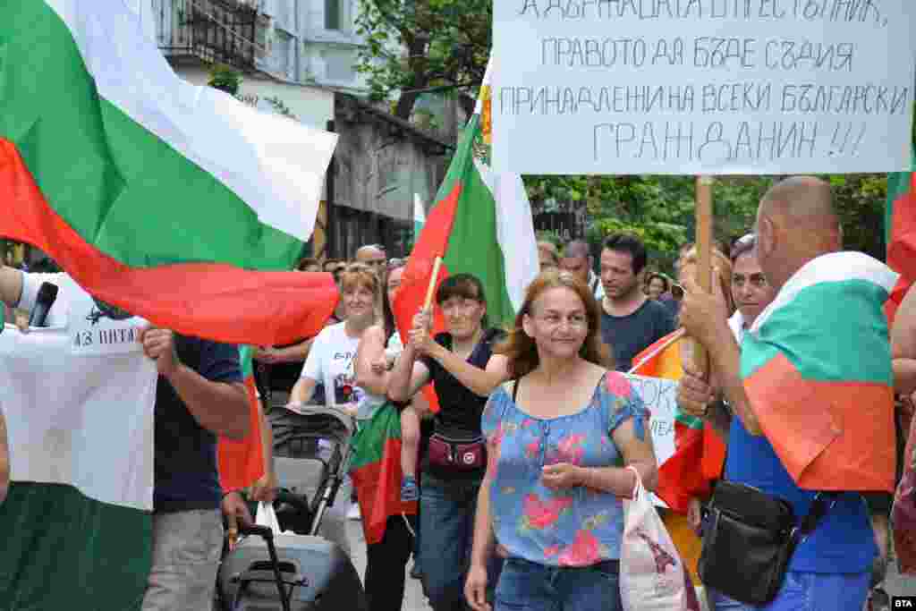 Протестиращи се събраха и в Благоевград на 14 юли с искане за оставка на премиера и главния прокурор.