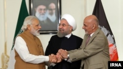 له ښي خوا: افغان ولسمشر اشرف غني، ایرانی ولسمشر حسن روحاني او هندی وزیراعظم نرېندرا مودي د چابهار تړون تر لاسلیکولو وروسته