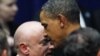 Predsjednik Barak Obama grli Marka Kellya muža Gabrielle Giffords u "Zajedno ćemo napredovati: Tucson i Amerika", manifestacija koja se održava za podršku i pamćenje žrtava masove pucnjave, u mestu Tucson, 12. januar 2011.