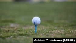 Ingyenes golfklubtagsággal, évente több luxus golfhétvégével, uszodabérletekkel fizettek a korrupcióval vádolt minisztériumi vezetőnek a gördülékeny ügyintézésért (képünk illusztráció)