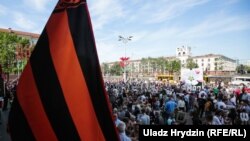 Сьцяг у выглядзе георгіеўскай стужкі падчас шэсьця «Несьмяротнага палку» у Менску, 9 траўня 2018 году