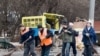 Мигранты из Центральной Азии убирают улицы Москвы. 