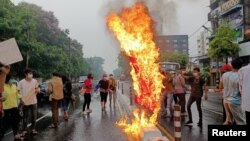 Протестиращи горят китайското знаме