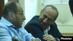 Бывший президент Армении Роберт Кочарян (справа) и его адвокат Айк Алумян в суде, Ереван, 7 октября 2019 г․