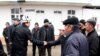 Спикер ЖК Асылбек Жээнбеков во время визита в Баткен, февраль 2013 года.