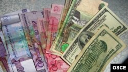 Доллары США и туркменские манаты (старые и новые купюры) 