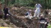 Forenzičari na ekshumacija masovne grobnice kod Gnjilana u julu 2009. godine