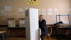Qytetarët presin për të votuar