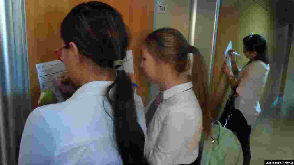 Девушки записывают нужные для себя сведения на выставке&nbsp;&laquo;Международное образование&raquo;.