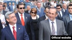 Armenia -- President Serzh Sarkisian (L) and his predecessor Robert Kocharian attend a ceremony marking the 18th anniversary of Nagorno-Karabakh's declaration of independence on September 2, 2009.