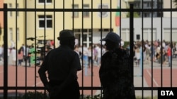 Роднините на децата наблюдаваха първия учебен ден зад оградите. Ограниченията са заради епидемията от COVID-19