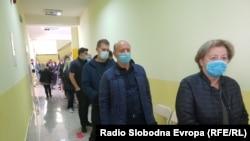 Граѓани чекаат ред за гласање во Дебар