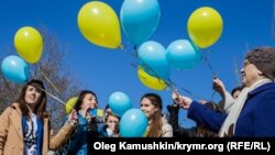 Мітинг проукраїнських кримчан біля пам'ятника Тарасові Шевченку. Сімферополь, 9 березня 2015 року