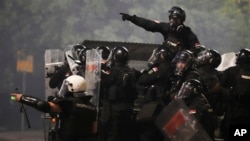 Pripadnici Žandarmerije patroliraju u kamionu tokom antivladinog protesta u blizini kancelarije Srpske napredne stranke u Beogradu, Srbija, 15. avgusta 2025.