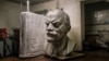Когда международная пресса <a href="http://www.independent.co.uk/news/world/europe/lenin-statues-removed-soviet-union-russia-crimea-ukraine-bolshevik-communist-petro-poroshenko-a7903611.html" target="_blank">сообщила</a>, что в Украине демонтирован последний памятник Ленину, фотограф Нильс Акерман скептически покачал головой: &quot;Объявление о том, что снесли последний памятник Ленину, было сделано еще в декабре 2016-го, так что я думаю, это сообщение появилось сейчас, чтобы провести параллель с тем, что <a href="https://d2o3pi81c21wdh.cloudfront.net/a/usa-today-charlottesville/28684693.html" target="_blank">происходит в США</a>&quot;.