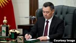 Садыр Жапаровдун мыйзамдардын бирине кол коюп жаткан учуру. Иллюстрациялык сүрөт.
