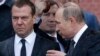 Колишній президент Росії, секретар російської Ради безпеки Дмитро Медведєв (л) та російський лідер Володимир Путін, архівне фото