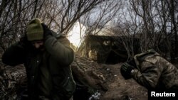 Ukrayna əsgərləri Donetsk vilayətinin Çasov Yar şəhəri yaxınlığındakı cəbhə xəttində Rusiya hərbçilərini özüyeriyən haubitsadan atəşə tuturlar.