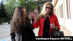 Биляна Петрова и Десислава Иванчева пред сградата на специализираните съдилища