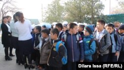 Ученики начальных классов школы № 59 ждут своей очереди, чтобы зайти в здание. Шымкент, 9 ноября 2016 года.
