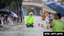 Rekordne padavine pogodile su u utorak uveče veliki grad Džengdžou u centru zemlje, poplavile deo metroa i odnele stotine vozila, 20. jul 2021