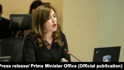 Ministrja e Drejtësisë, Albulena Haxhiu gjatë një mbledhjeje të qeverisë. 