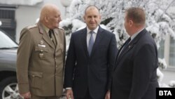 Румен Радев в компанията на началника на отбраната Андрей Боцев и военния министър Красимир Каракачанов
