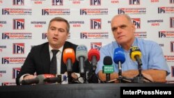 ადვოკატი პაატა სალია (მარცხნივ) და ”ინტერნეშენალ ბილდინგ კომპანის” დირექტორი მალხაზ ოსაძე.