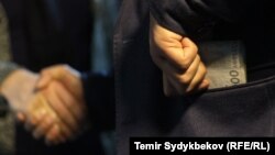 Иллюстративное фото на тему коррупции.