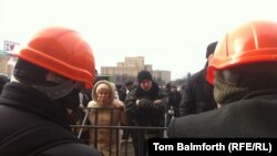 Rusofoni certându-se cu sprijinitori ai revoluției de la Kiev în fașa administrației regionale dela Harkov, 25 februarie 2014.