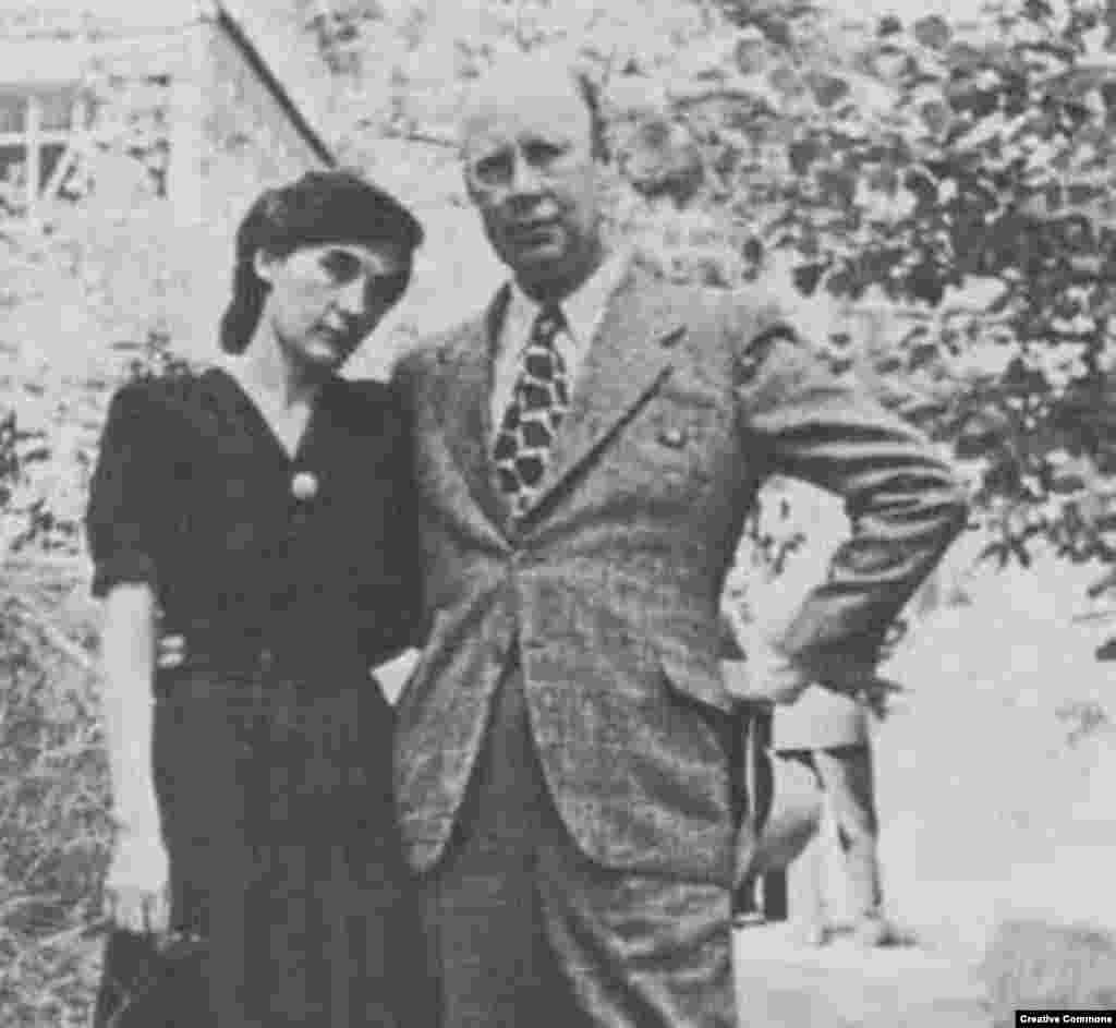 Kompozitor je evakuiran iz Moskve 1941. napušta suprugu i djecu. Rat provodi na Kavkazu gdje počinje njegova veza sa spisateljicom Mirom Mendelson. Surađivali su na radu opere ¨Rat i mir¨ bazirane na romanu L. Tolstoja. 