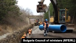 Строителството на тръбата между София и Перник