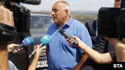 В неделя след публикация във Фейсбук, в която Борисов каза, че е време за неговите решения, се появиха прогнози, че той ще подаде оставка след повече от месец на антиправителствени протести в цялата страна