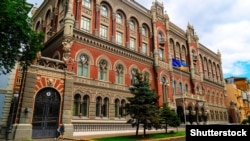 Національний банк України встановив опівдні довідкове значення курсу 27 гривень 32 копійки за долар